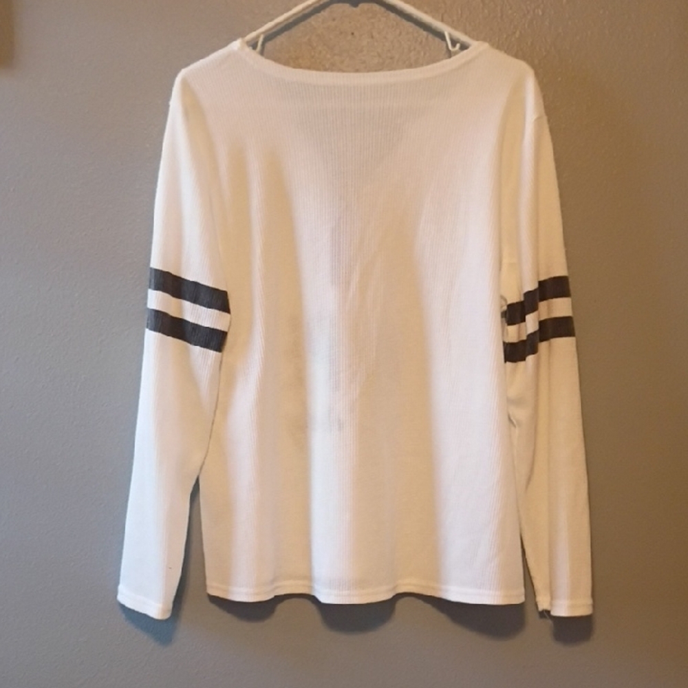 White and Black Shirt with Zipper Detail - Picture 5 of 6